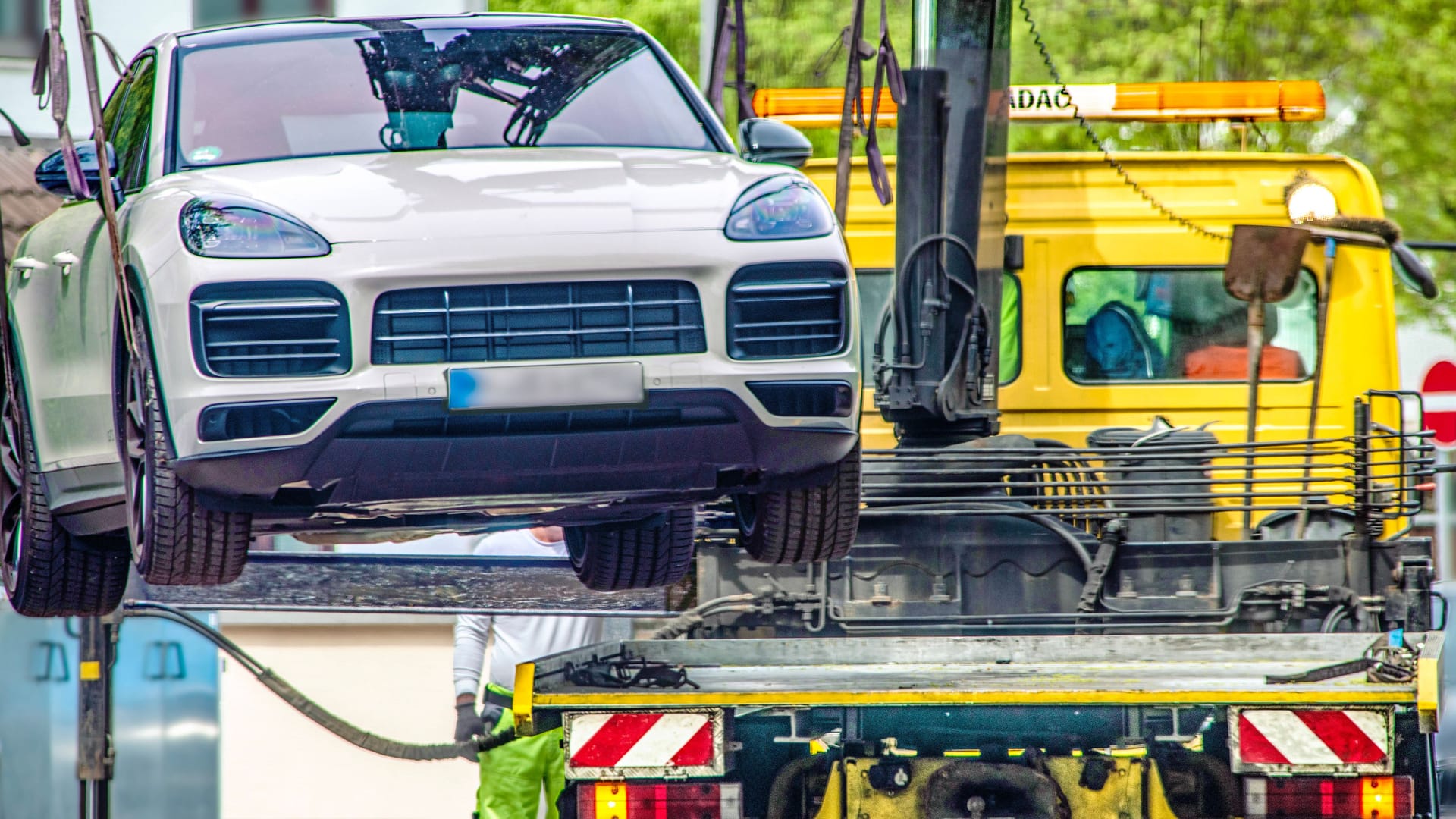 Die ADAC-Pannenhilfe schleppt einen Porsche ab (Symbolbild): In Bremen ist die Zahl der Einsätze 2023 deutlich angestiegen. Die ADAC-Pannenhilfe schleppt einen Porsche ab (Symbolbild): In Bremen ist die Zahl der Einsätze 2023 deutlich angestiegen.