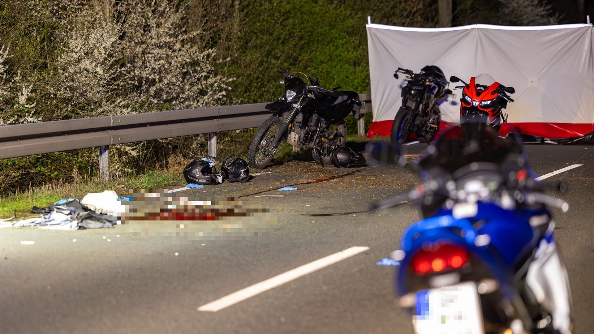 Unfallstelle im Kreis Offenbach: Zwei junge Männer schweben in Lebensgefahr.