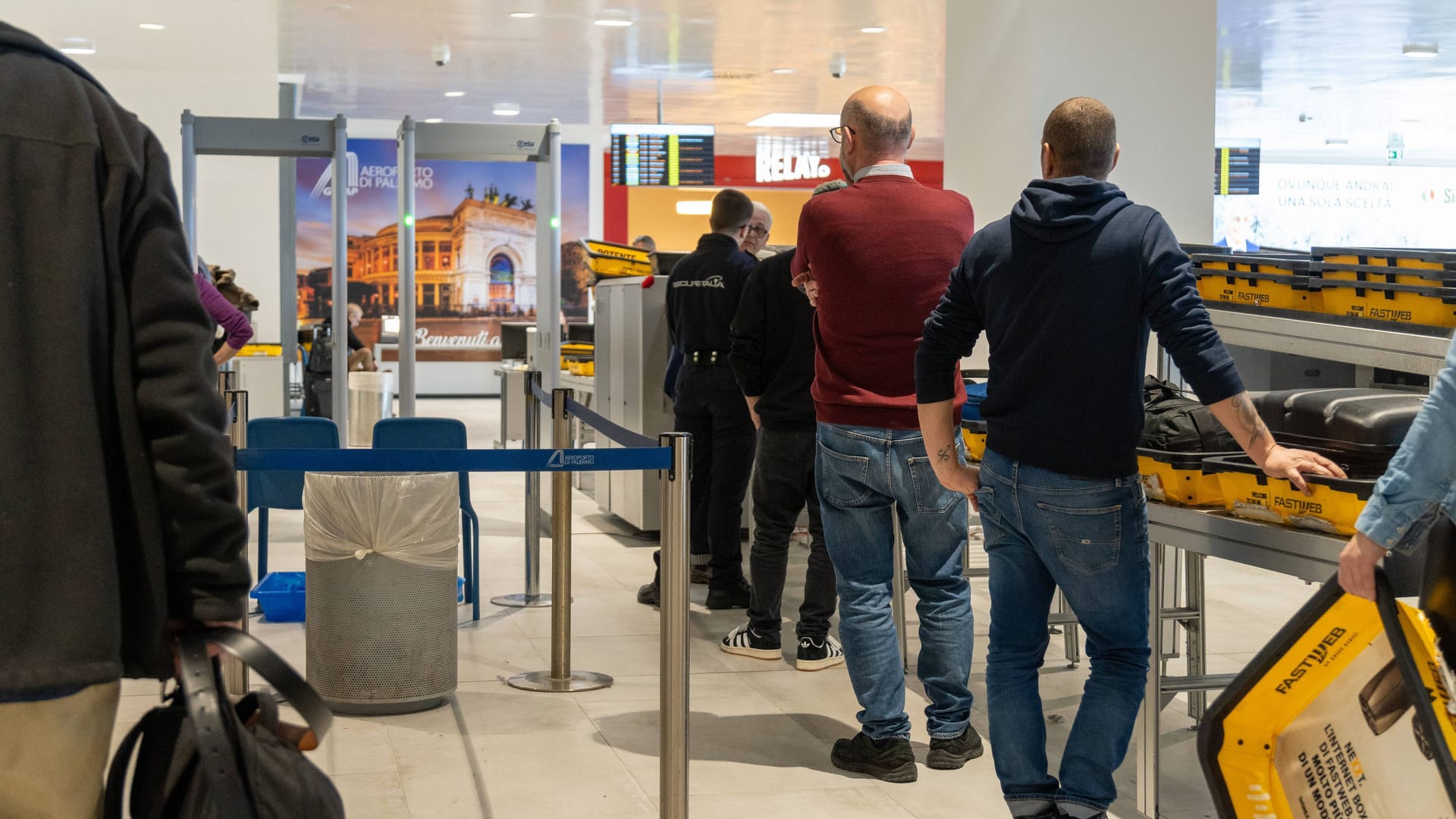 Sicherheitskontrolle am Flughafen: Heute geht vielerorts nichts.