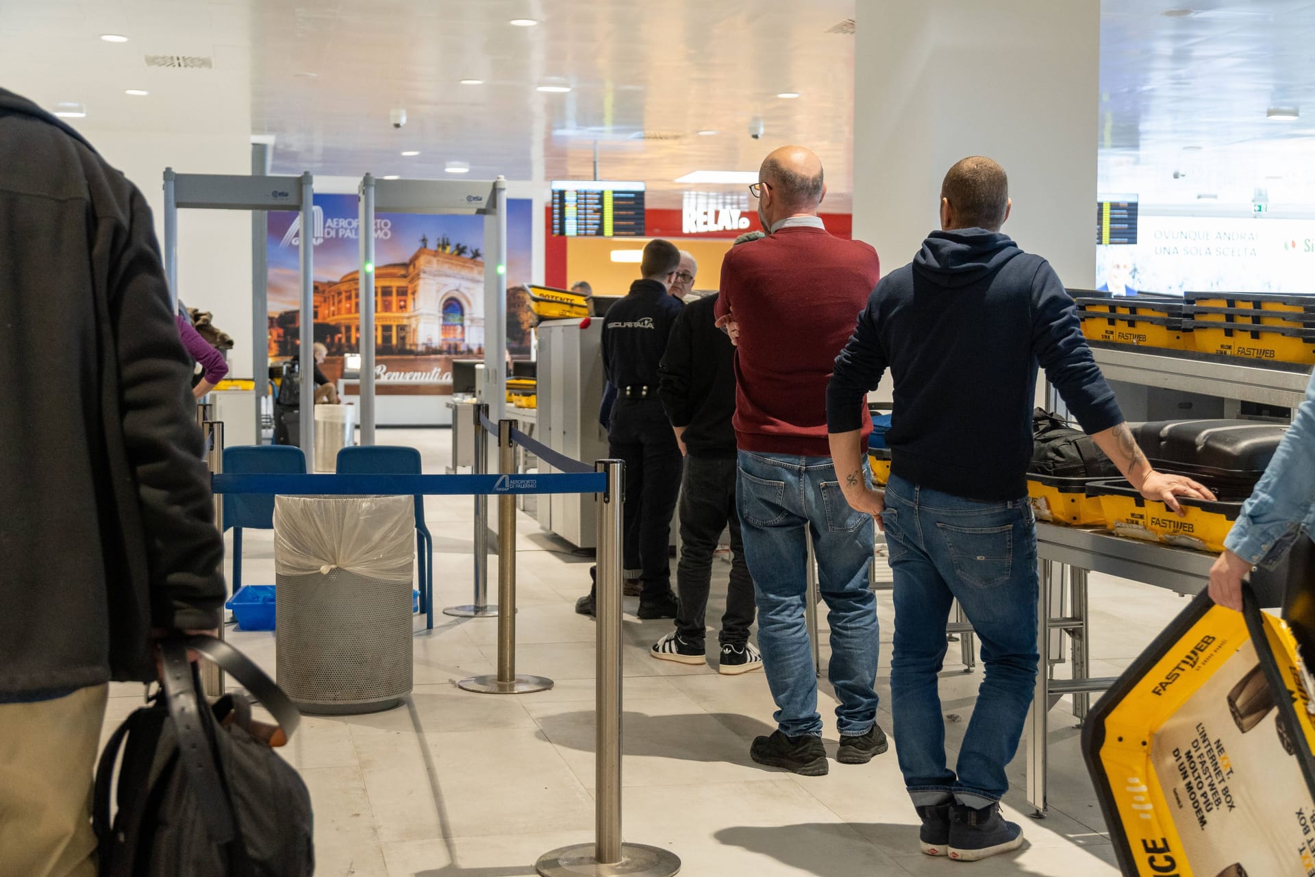 Sicherheitskontrolle am Flughafen: Heute geht vielerorts nichts.