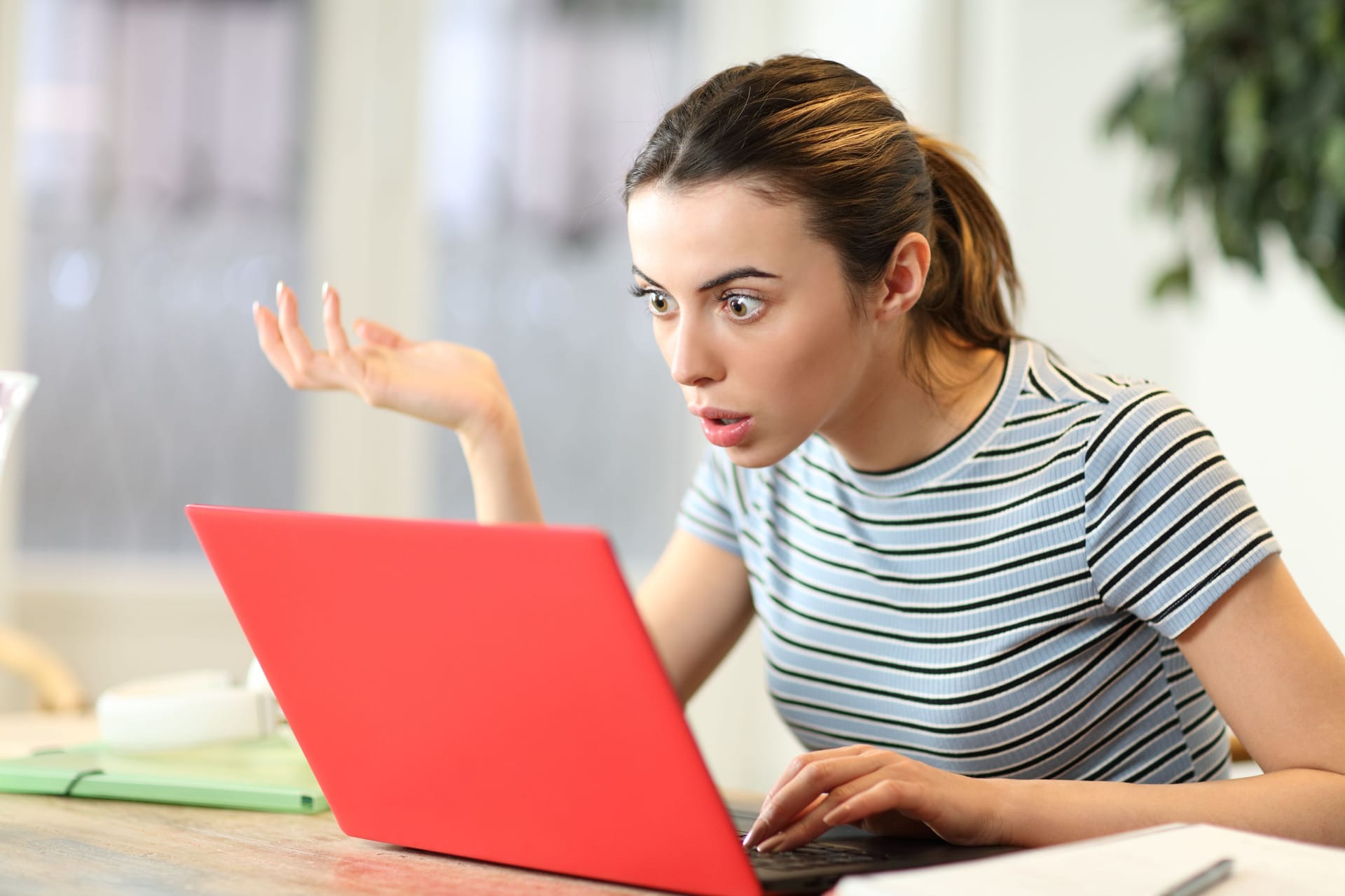 Frau am Laptop (Symbolbild): Die Unterschiede bei den Finanzämtern sind groß.