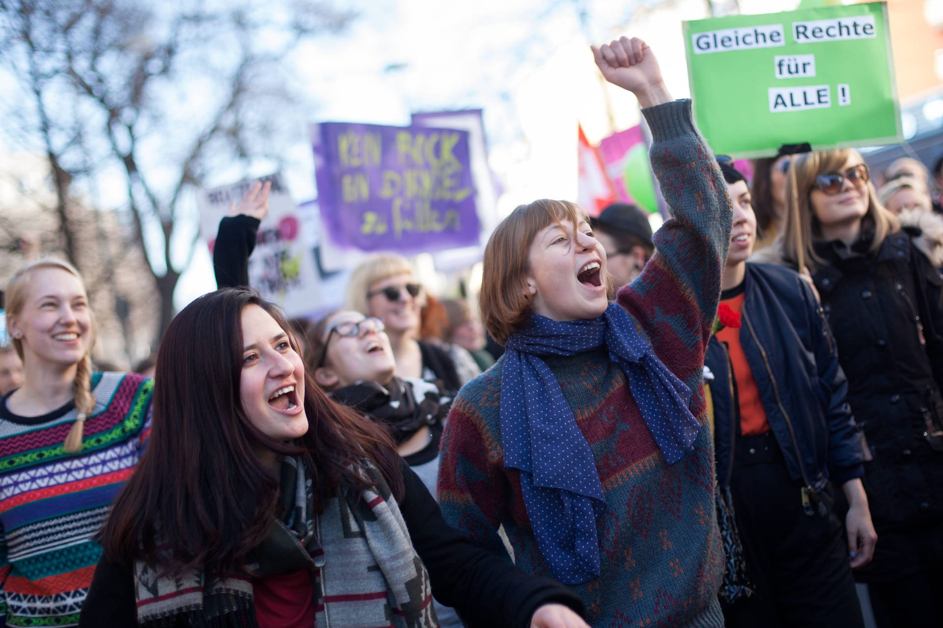 Am Internationalen Frauentag gehen jedes Jahr viele Menschen auf die Straße (Archivbild): Auch in Hamburg finden Demonstrationen statt.