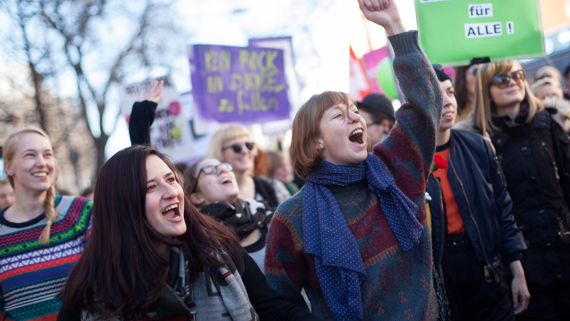 Am Internationalen Frauentag gehen jedes Jahr viele Menschen auf die Straße (Archivbild): Auch in Hamburg finden Demonstrationen statt.