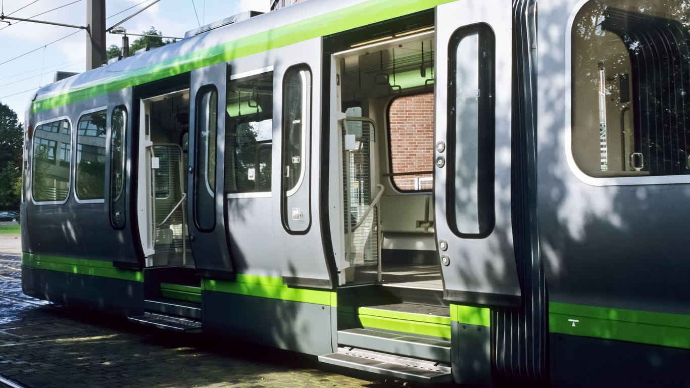 Stadtbahn in Hannover (Archivbild): Auf der Linie 10 kommen Einschränkungen auf die Fahrgäste zu.