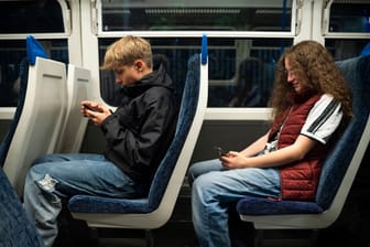 Jugendliche mit Handy im Zug: Zweidrittel nutzen die Videoplattform Tiktok.