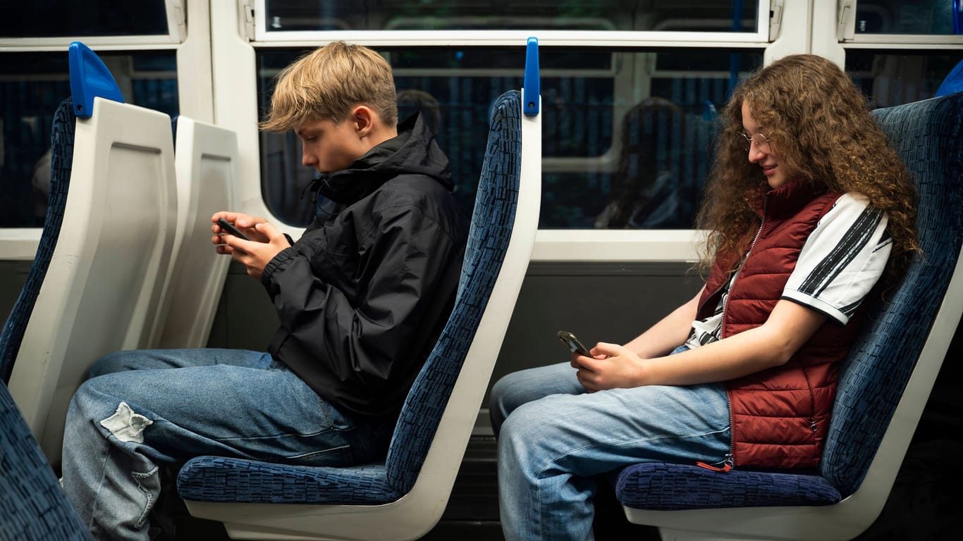 Jugendliche mit Handy im Zug: Zweidrittel nutzen die Videoplattform Tiktok.