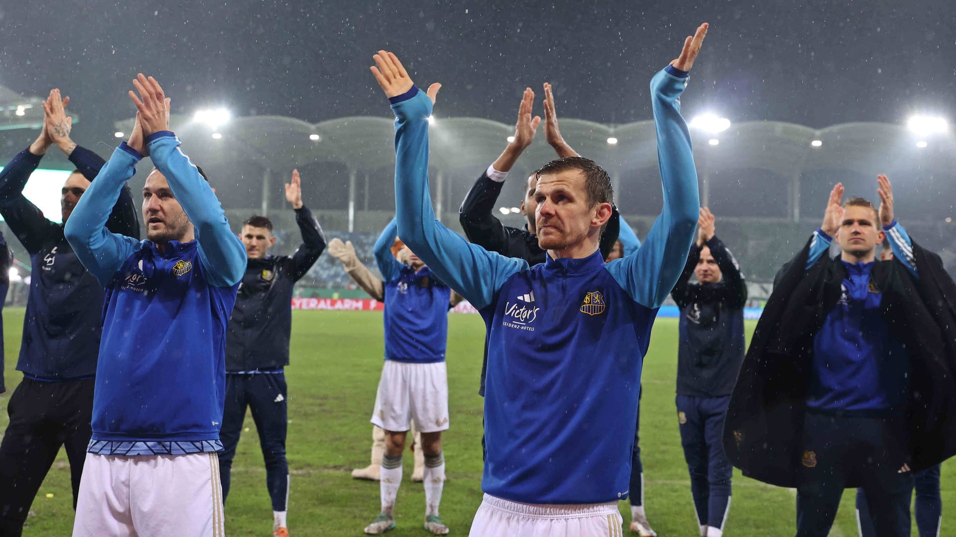 Die Spieler Saarbrückens vor der Fankurve: Die ursprüngliche Ansetzung fiel ins Wasser.