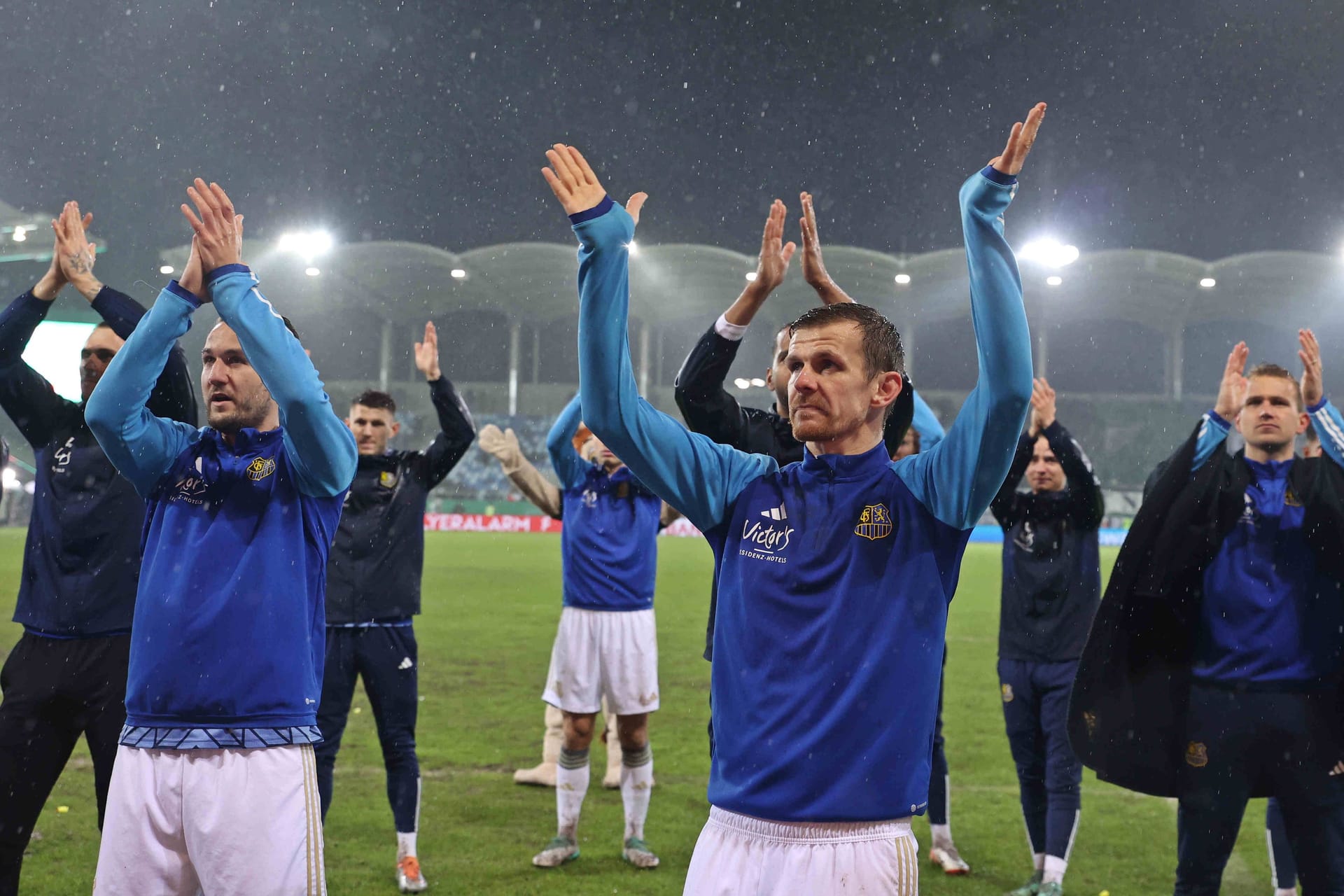 Die Spieler Saarbrückens vor der Fankurve: Die ursprüngliche Ansetzung fiel ins Wasser.