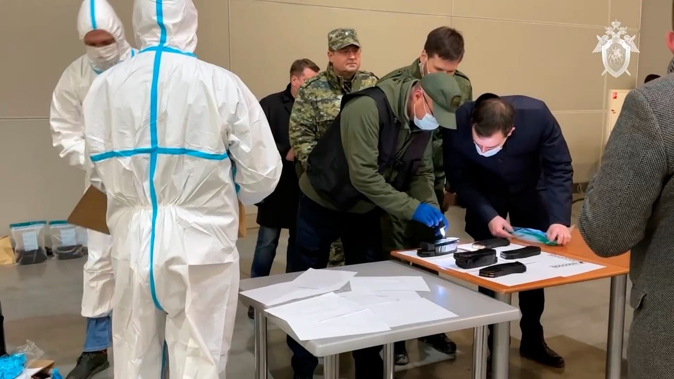 Russische Ermittler untersuchen in der Konzerthalle gefundene Magazine, die offenbar den Attentätern gehörten.