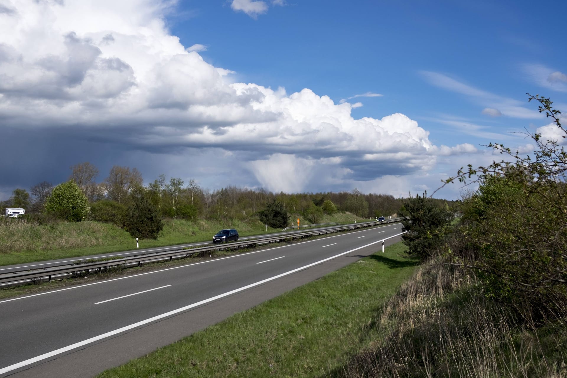 Blick auf die A39 bei Winsen (Luhe): Auf der Strecke in Niedersachsen kommt es zu einer unerwarteten Sperrung.