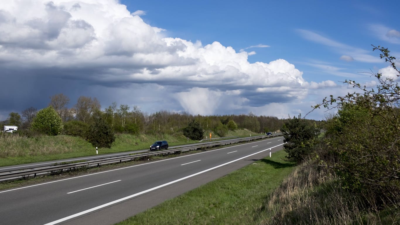 Blick auf die A39 bei Winsen (Luhe): Auf der Strecke in Niedersachsen kommt es zu einer unerwarteten Sperrung.