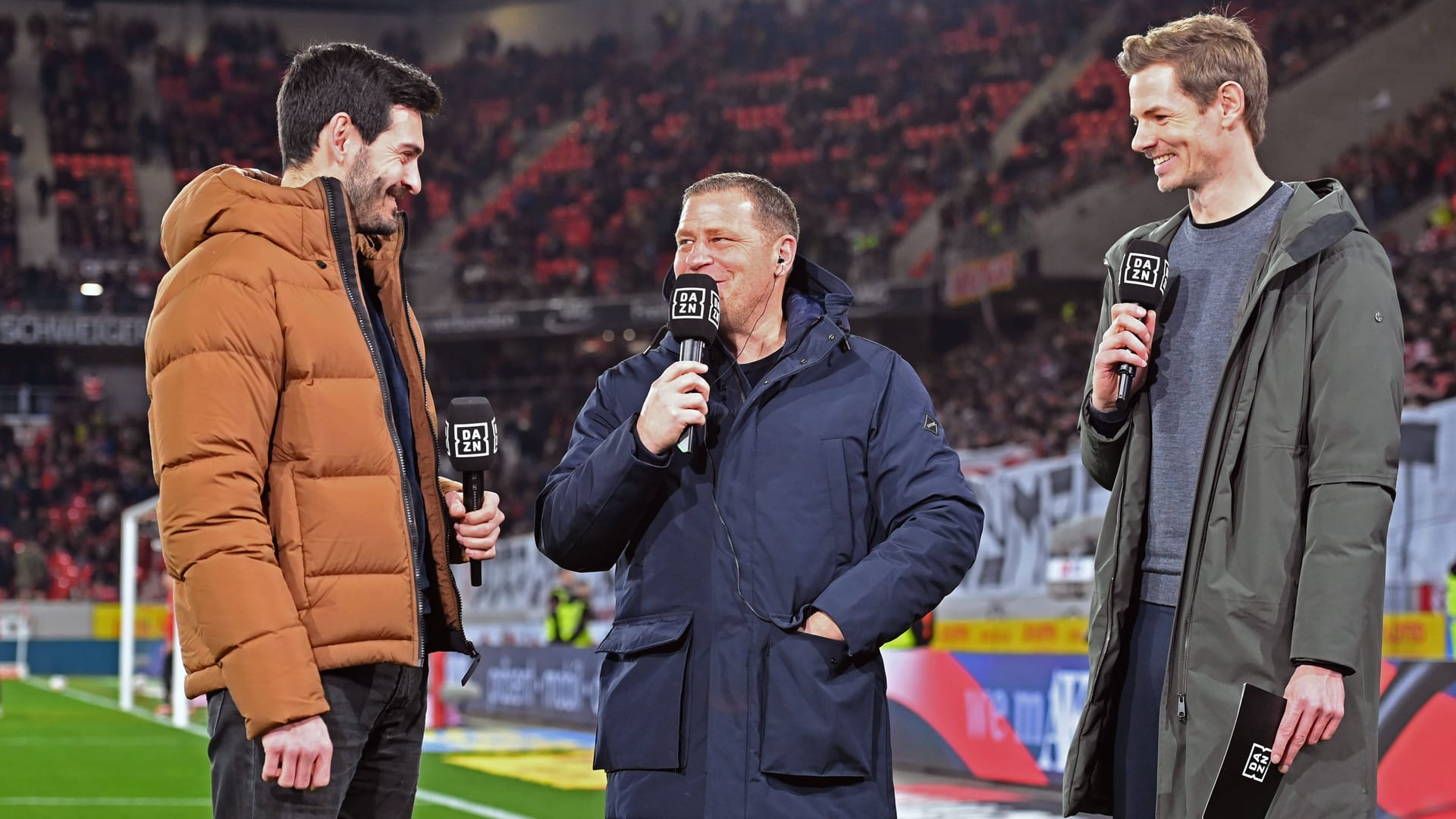 Alex Schlüter (r.) am vergangenen Freitag mit Experte Jonas Hummels (l.) und Bayerns neuem Sportvorstand Max Eberl (m.).
