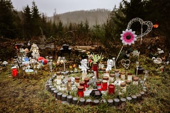 Kerzen, Blumen und Figuren liegen am Leichenfundort an der Landesgrenze zwischen Rheinland-Pfalz und Nordrhein-Westfalen.