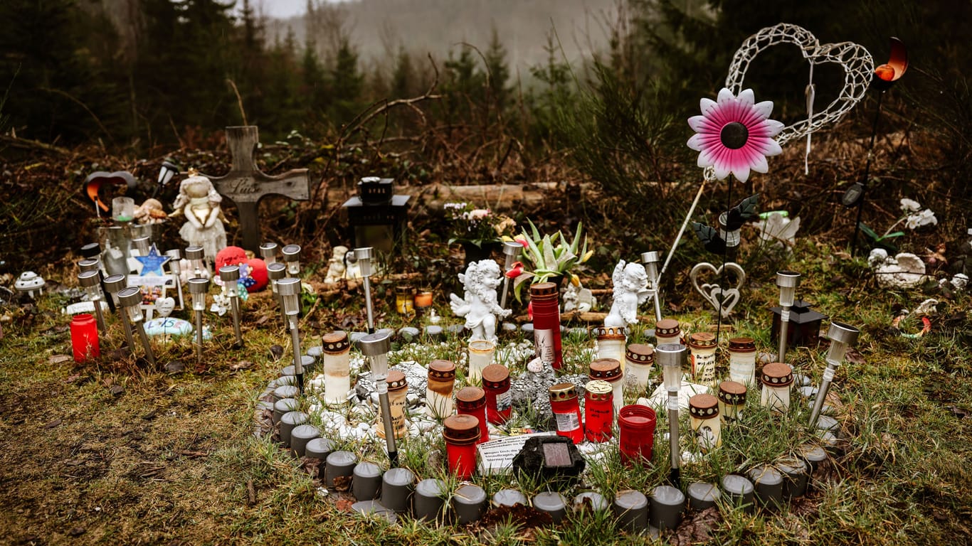 Kerzen, Blumen und Figuren liegen am Leichenfundort an der Landesgrenze zwischen Rheinland-Pfalz und Nordrhein-Westfalen.