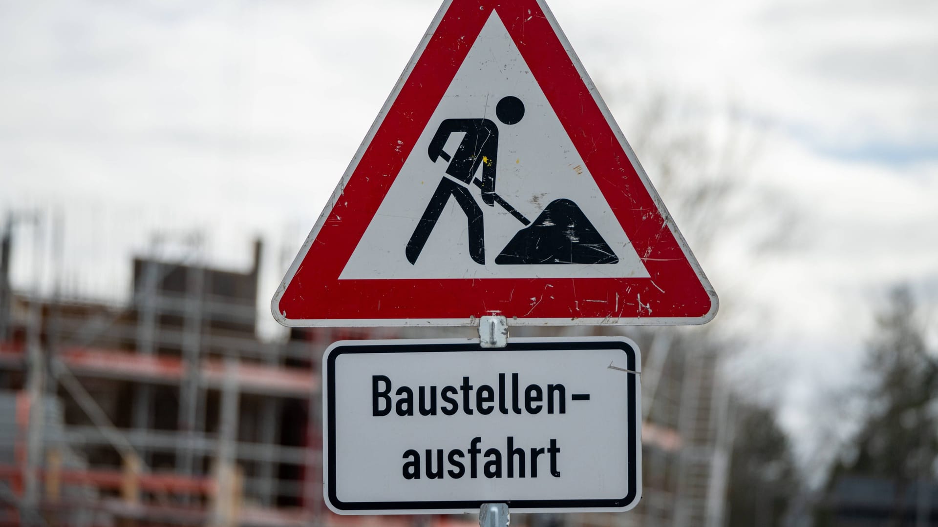 Die B6 und B75 werden auf mehreren Abschnitten gesperrt. Die B6 und B75 werden auf mehreren Abschnitten gesperrt.