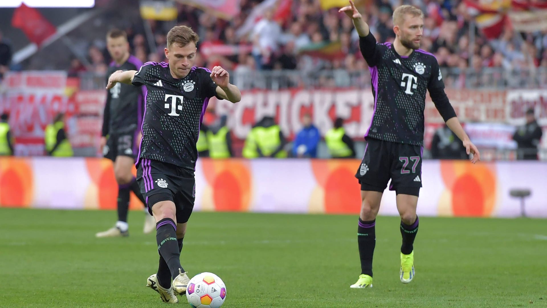 Joshua Kimmich (l.) spielt aktuell meist auf der rechten Seite.