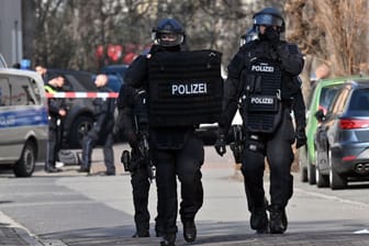 Erfurt: Polizisten bei einem Großeinsatz nach einer Amokdrohung an einer Schule.