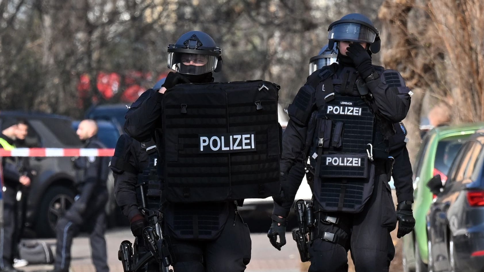 Erfurt: Polizisten bei einem Großeinsatz nach einer Amokdrohung an einer Schule.