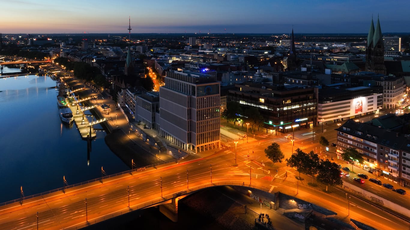 Bremen bei Nacht (Archivfoto): Die Lichtverschmutzung ist hoch, deshalb empfiehlt sich zum Sterne gucken der Weg ins Umland.