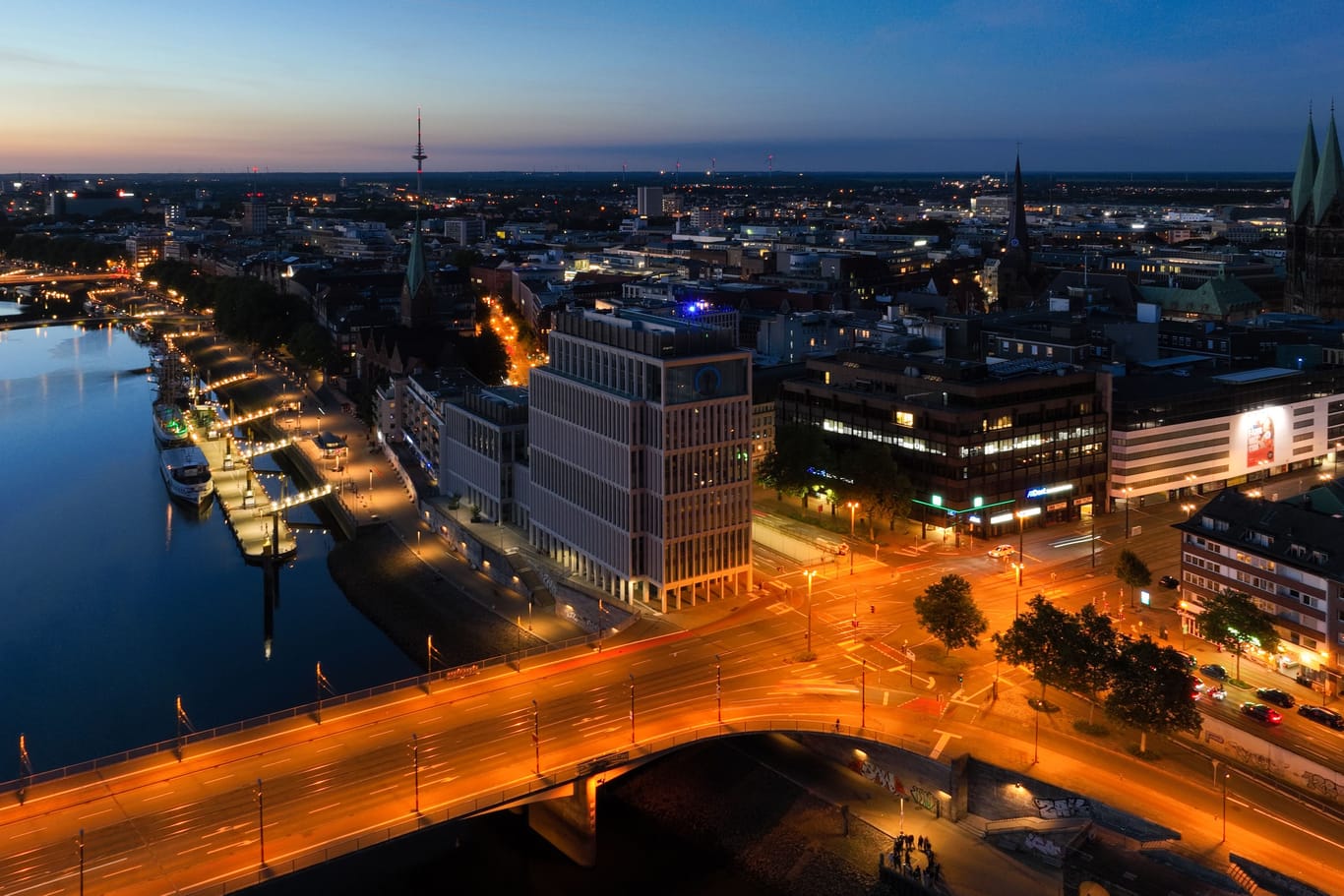 Bremen bei Nacht (Archivfoto): Die Lichtverschmutzung ist hoch, deshalb empfiehlt sich zum Sterne gucken der Weg ins Umland.