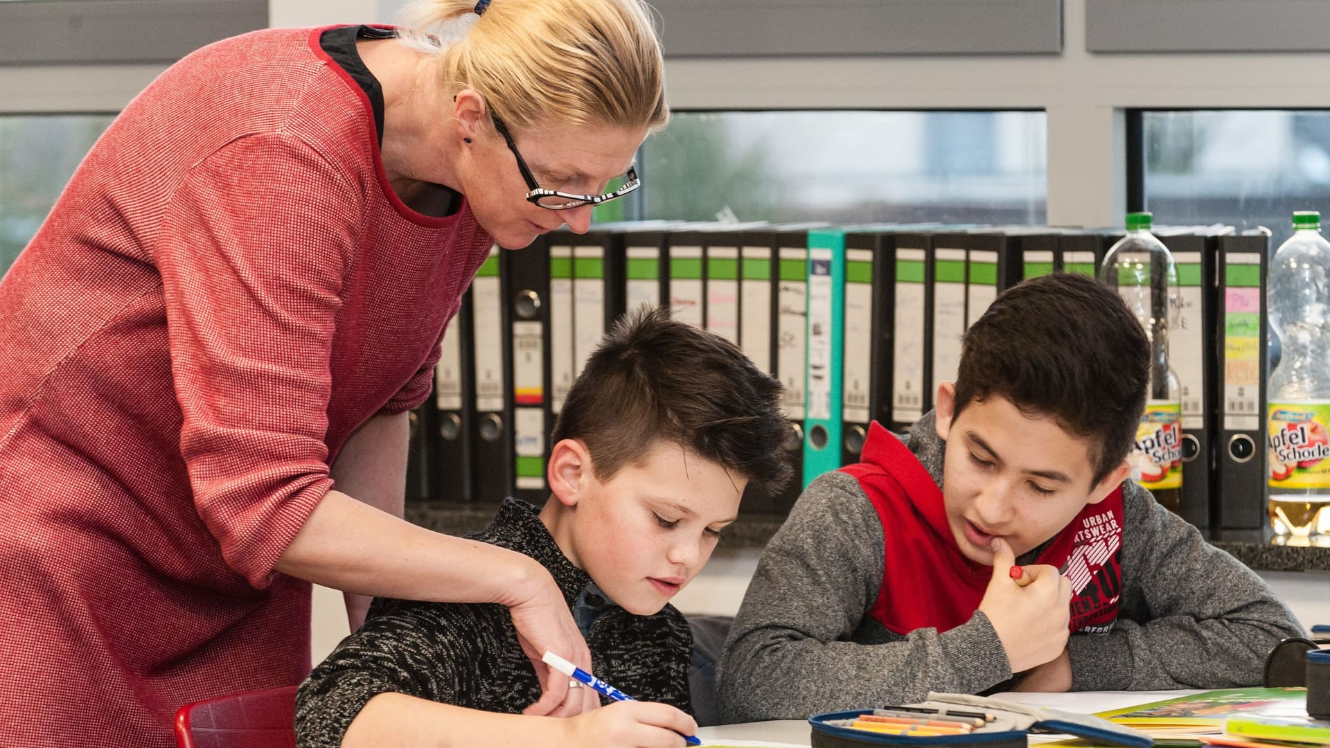 Eine Lehrerin unterrichtet Schüler: Das Gendern wird von Lehrpersonal unterschiedlich gehandhabt.