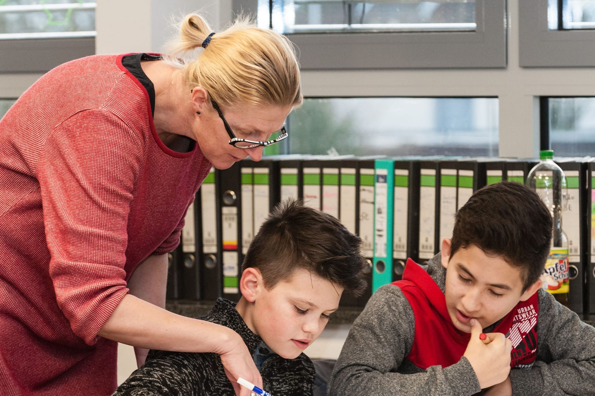 Eine Lehrerin unterrichtet Schüler: Das Gendern wird von Lehrpersonal unterschiedlich gehandhabt.