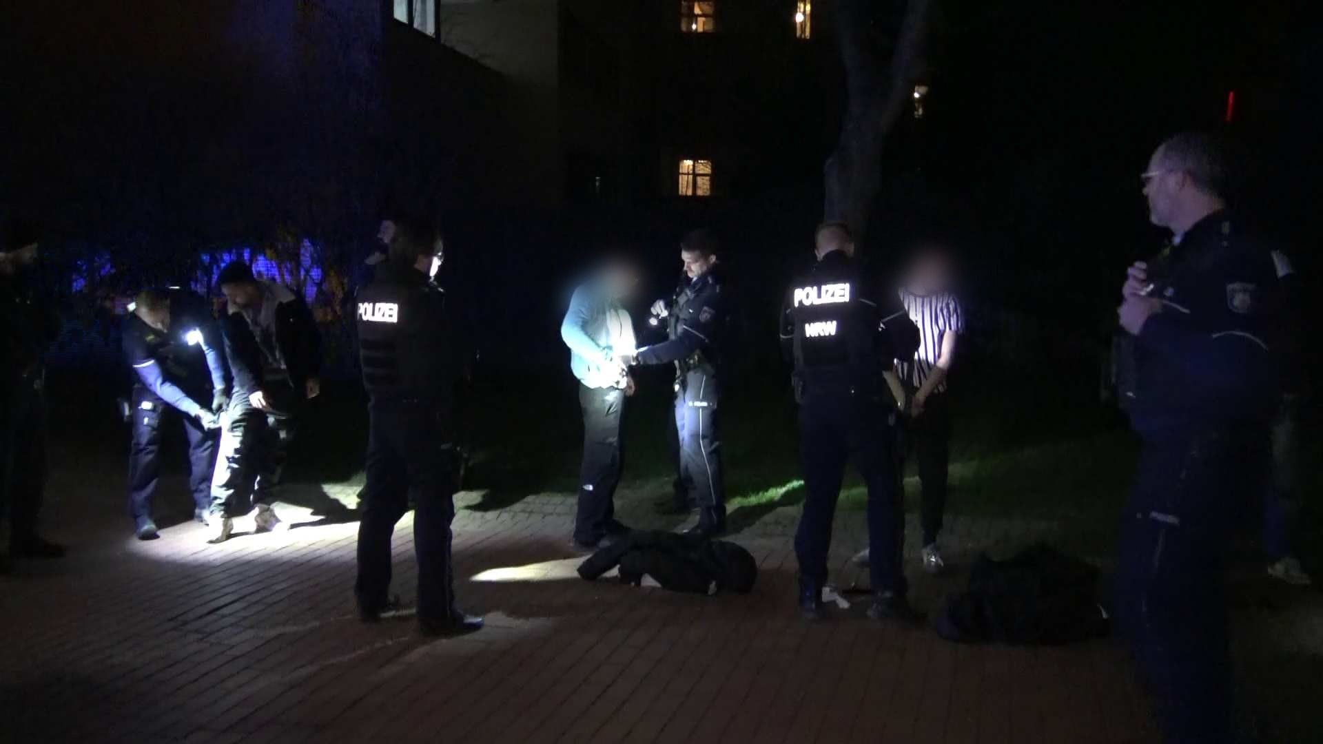 Die Polizei war mit vielen Kräften im Einsatz. Sie legen den Tatverdächtigen Handschellen an.