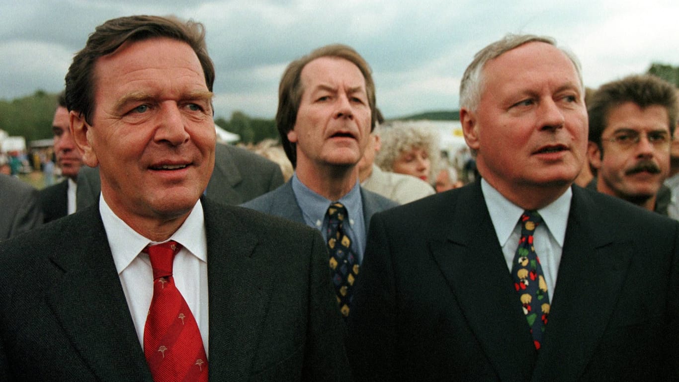 Gerhard Schröder, Franz Müntefering und Oskar Lafontaine (von links) im Jahr 1998: Vor Lafontaines Parteiaustritt regierten sie gemeinsam für die SPD.
