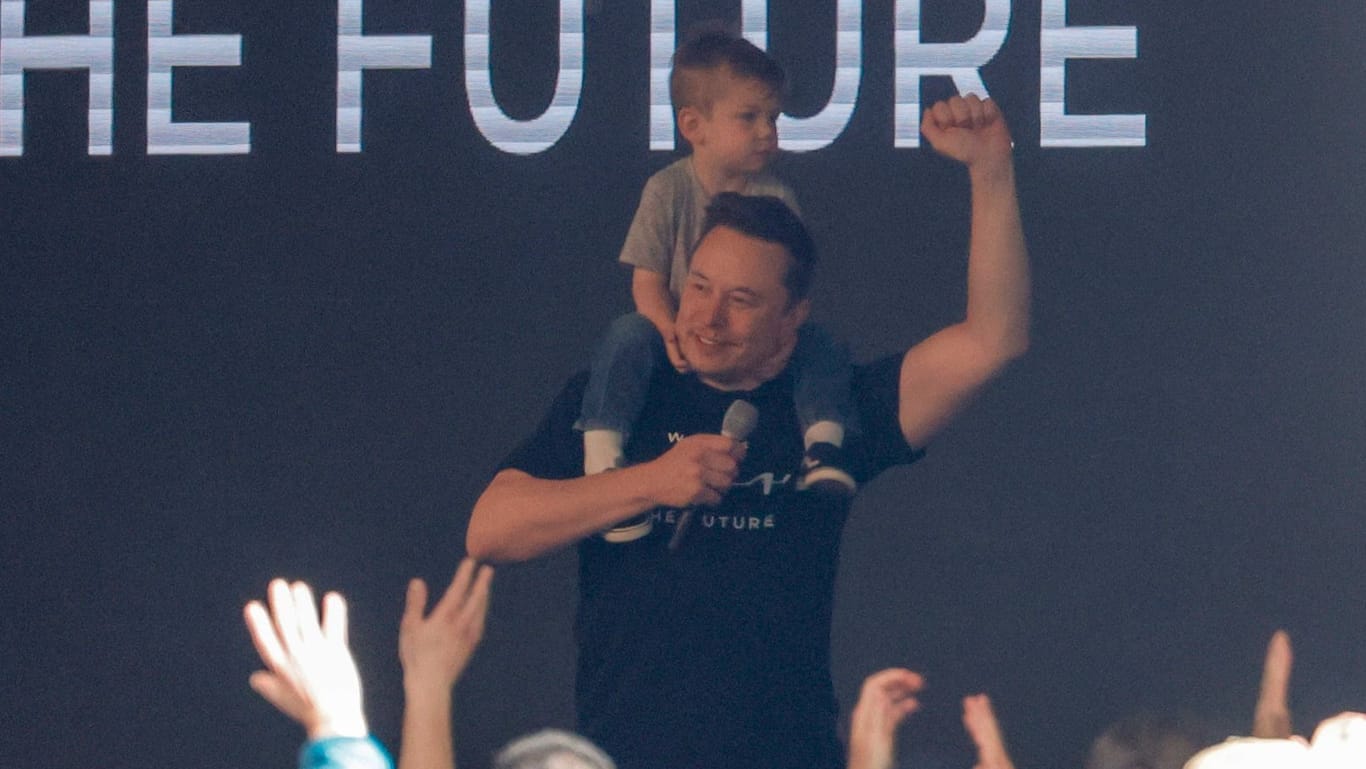 Elon Musk und sein Sohn: Der Tesla-Chef sprach vor den Mitarbeitenden in Grünheide.