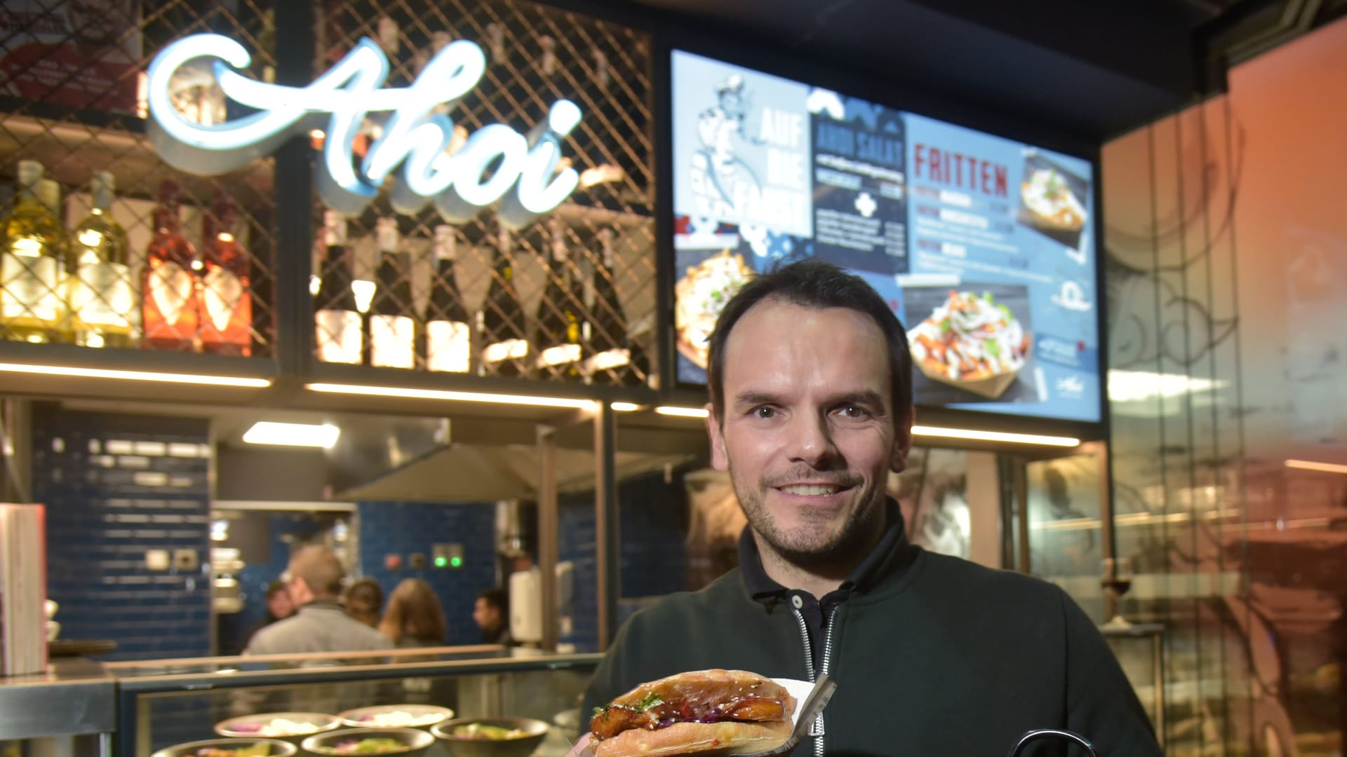 Steffen Henssler posiert bei der Eröffnung einer "Ahoi"-Filiale: Der Standort in Bremen fiel bei einer Hygienekontrolle durch.