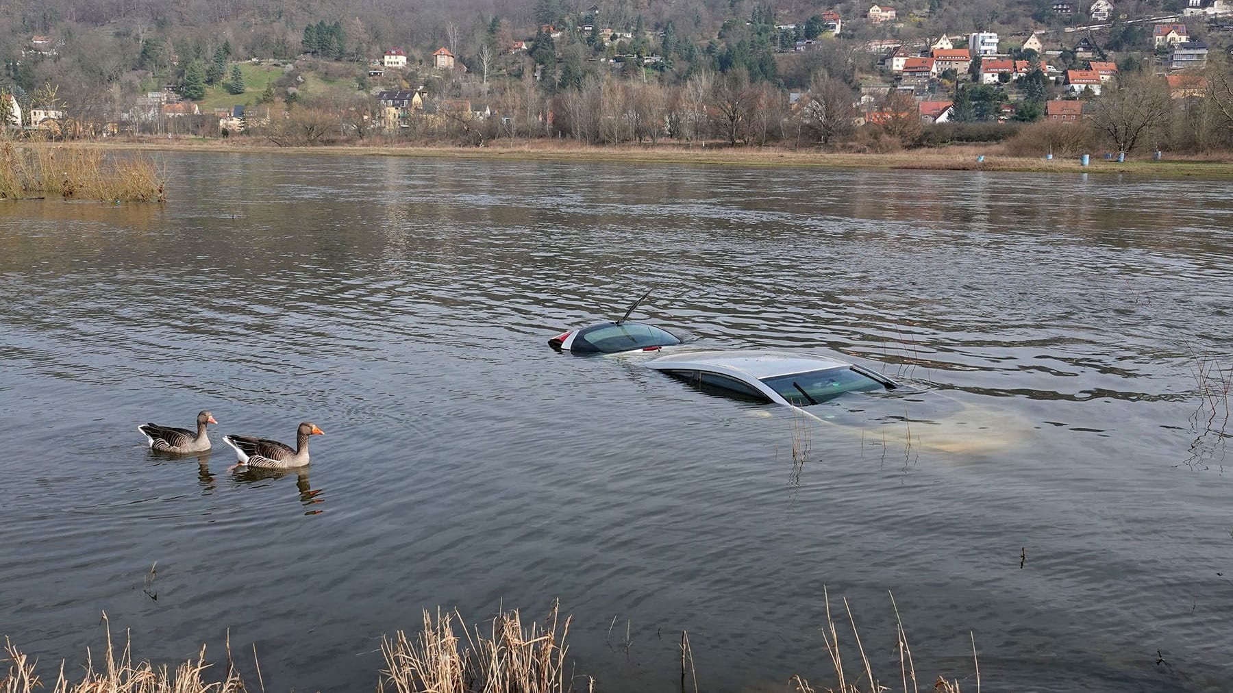 Das versunkene Auto: Es ist nun wieder aufgetaucht.
