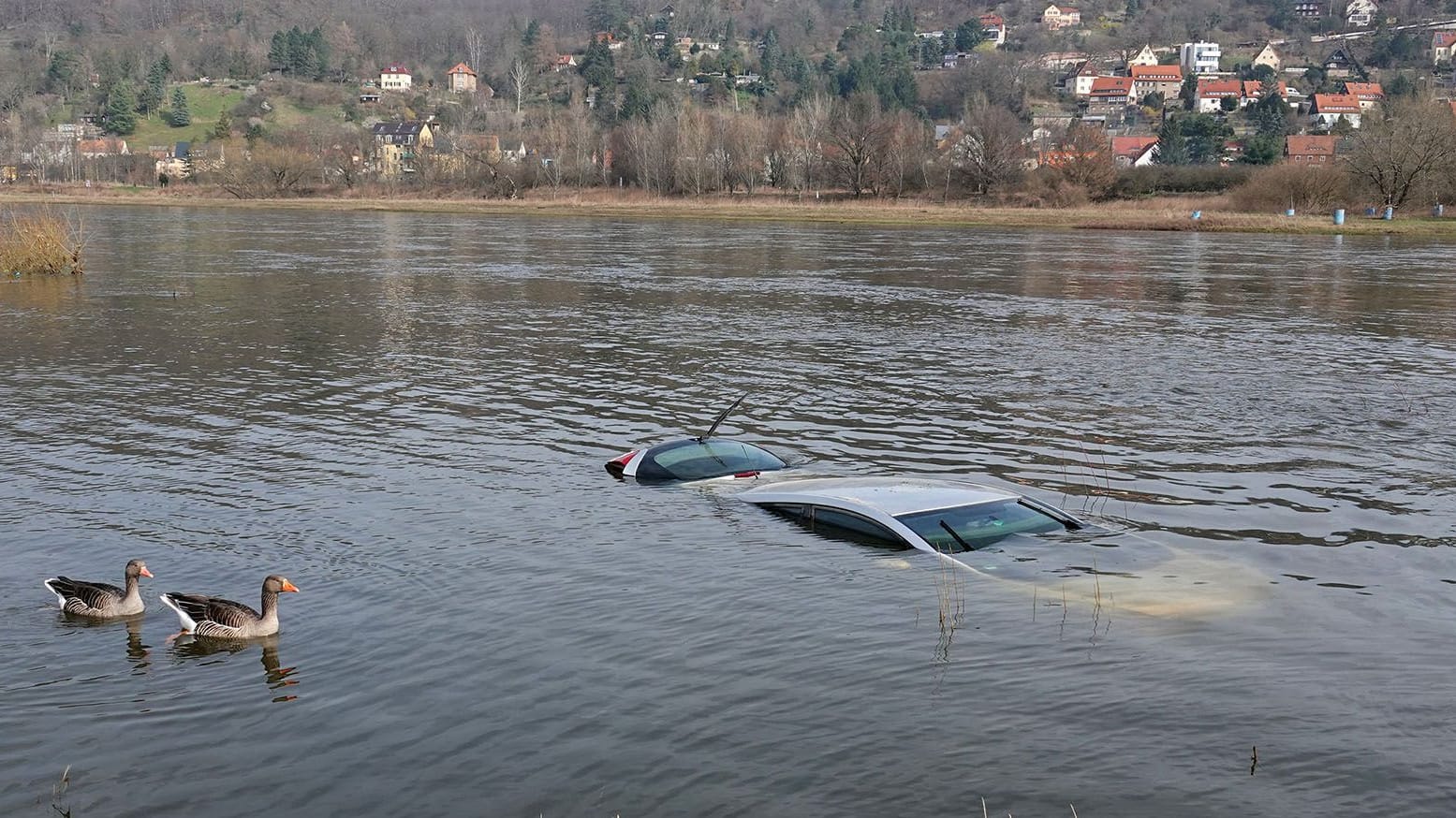 Das versunkene Auto: Es ist nun wieder aufgetaucht.