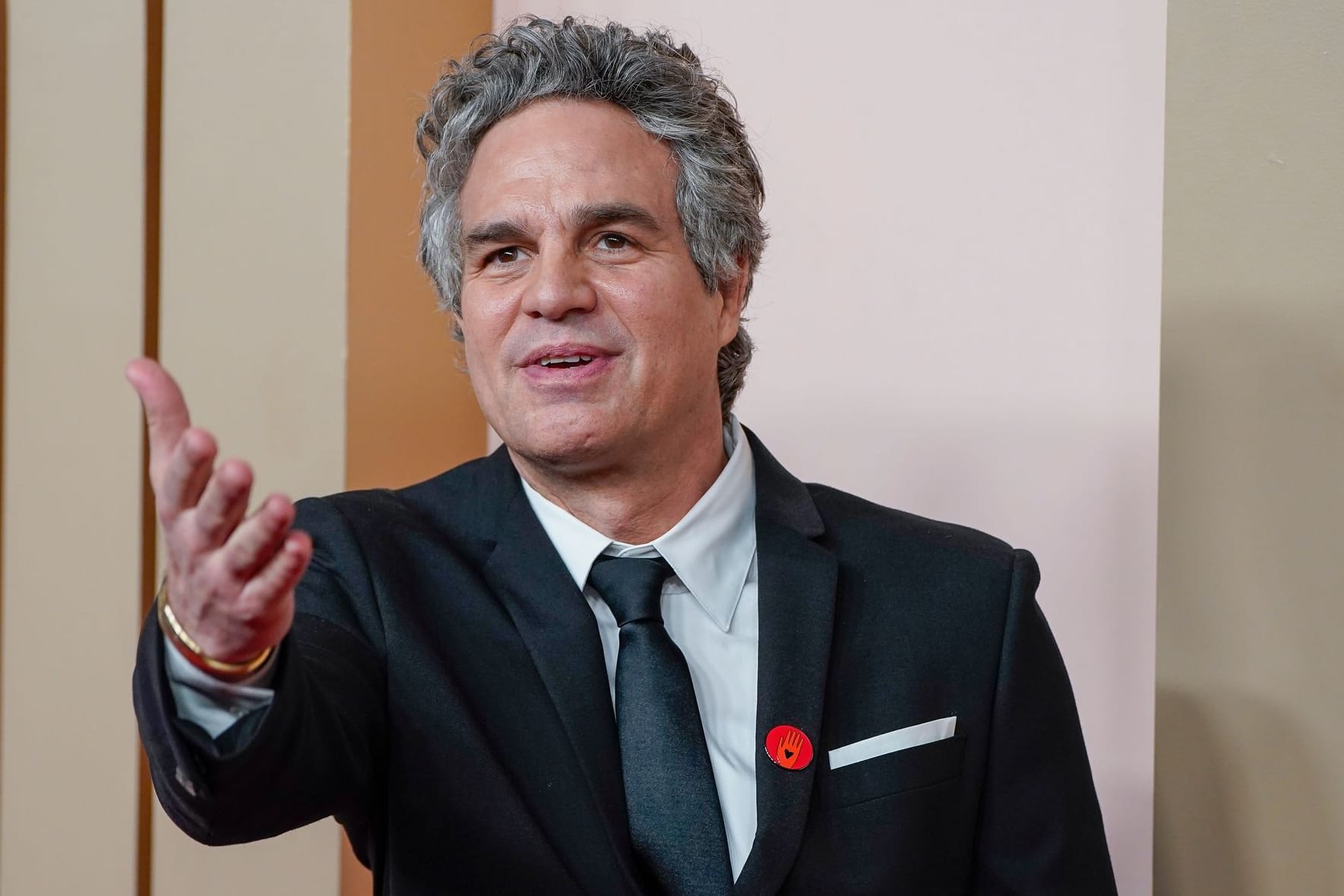 Politisches Statement: Schauspieler Mark Ruffalo mit dem roten Anstecker am Revers.