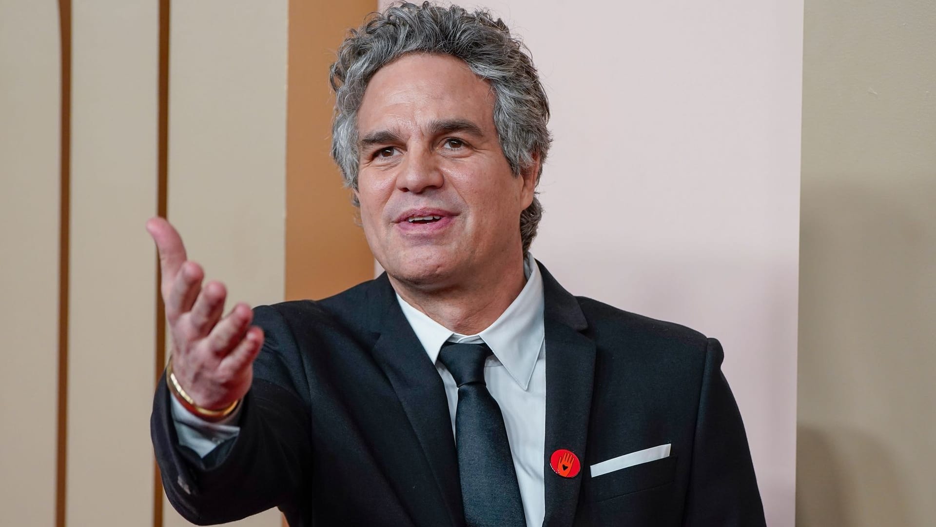 Politisches Statement: Schauspieler Mark Ruffalo mit dem roten Anstecker am Revers.