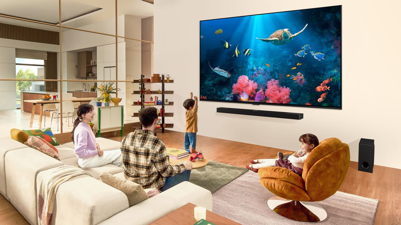 Die ersten Modelle der QNED-TVs sind ab April erhältlich: Das günstigste Modell mit einer Bildschirmdiagonale von 43 Zoll liegt bei 799 Euro.