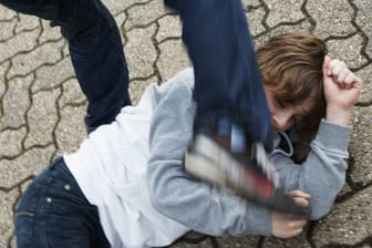 Ein Junge tritt einen anderen Jungen (Symbolbild): In Uetersen wurde ein Zwölfjähriger Opfer einer brutalen Prügelattacke.