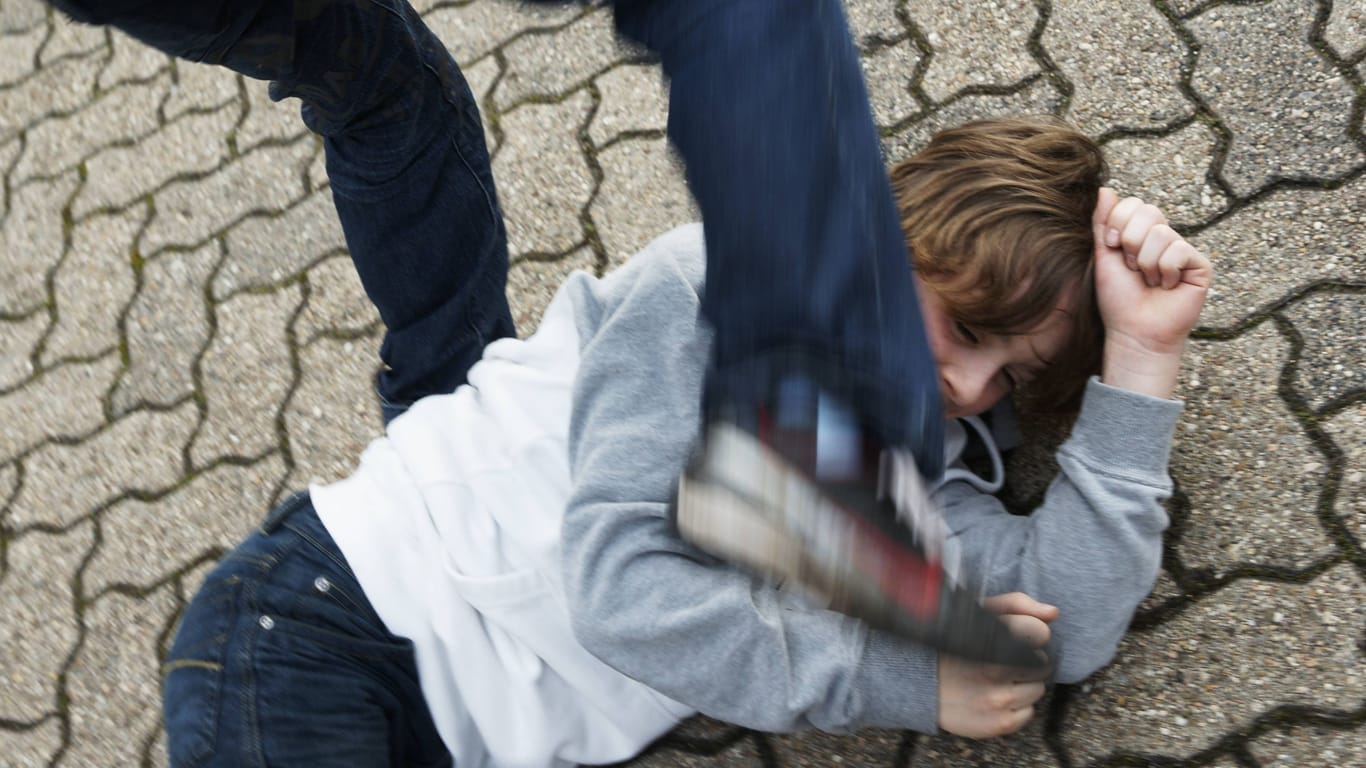 Ein Junge tritt einen anderen Jungen (Symbolbild): In Uetersen wurde ein Zwölfjähriger Opfer einer brutalen Prügelattacke.