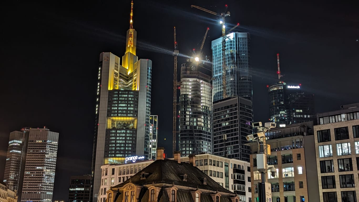 Die Frankfurter Skyline bei Nacht: Zu sehen ist der Commerzbank-Tower und andere.
