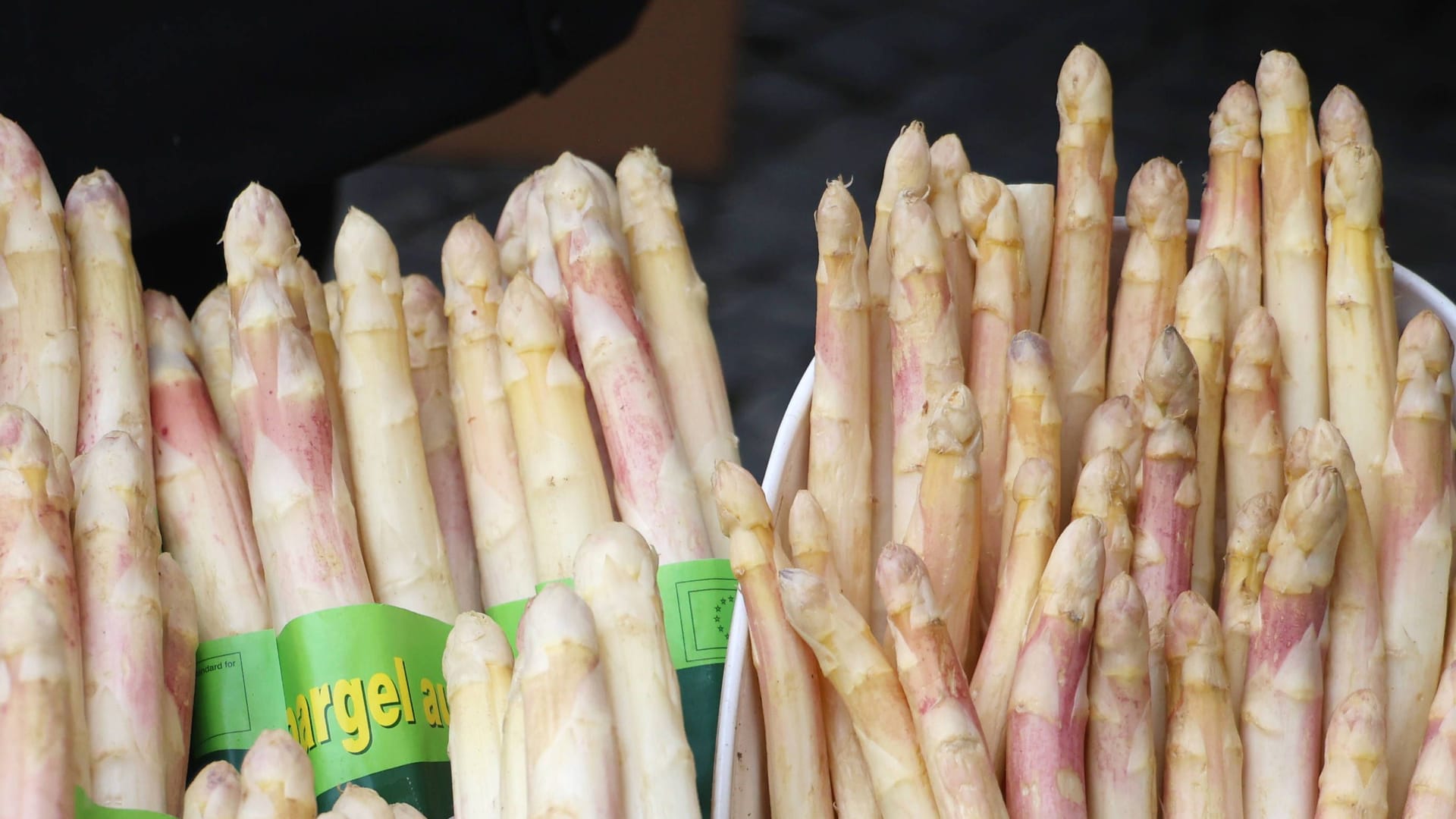 Spargel auf dem Markt (Archivfoto): Seit wenigen Tagen wird er in Beelitz geerntet.