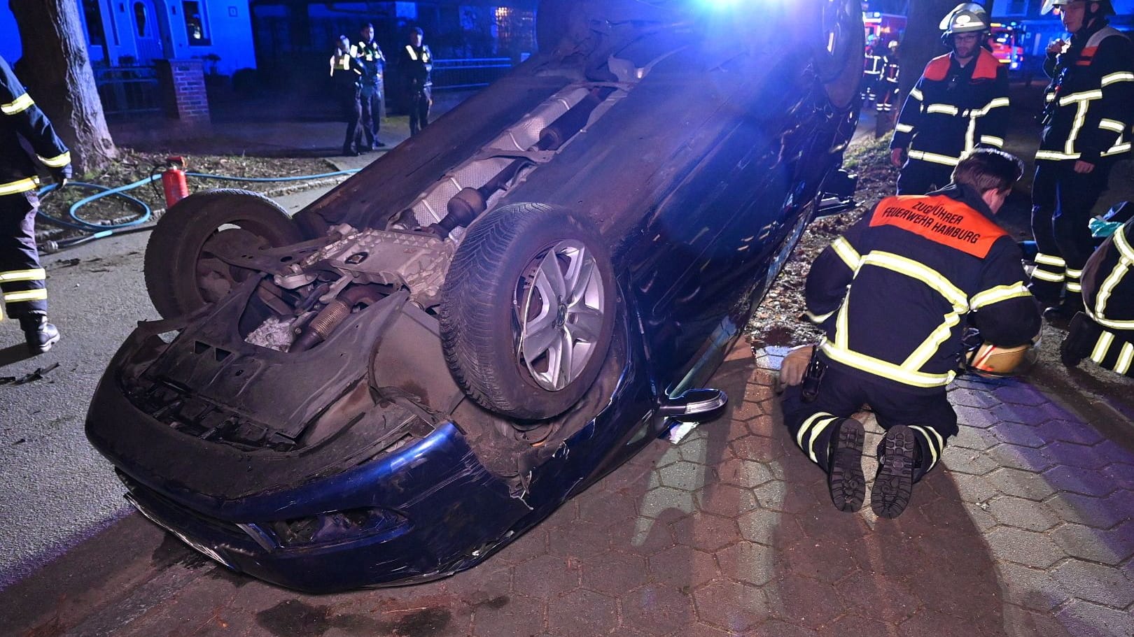 Hamburg Volksdorf - Rentnerin kracht in Auto und landet mit PKW auf Dach