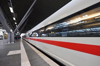 Ein ICE fährt in den Erfurter Hauptbahnhof: Weitere Streiks der Gewerkschaft GDL scheinen vorerst vom Tisch.
