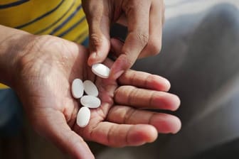 Zu viele Tabletten: Bei einer geringfügigen Überdosierung treten meist keine oder nur leichte Nebenwirkungen auf.