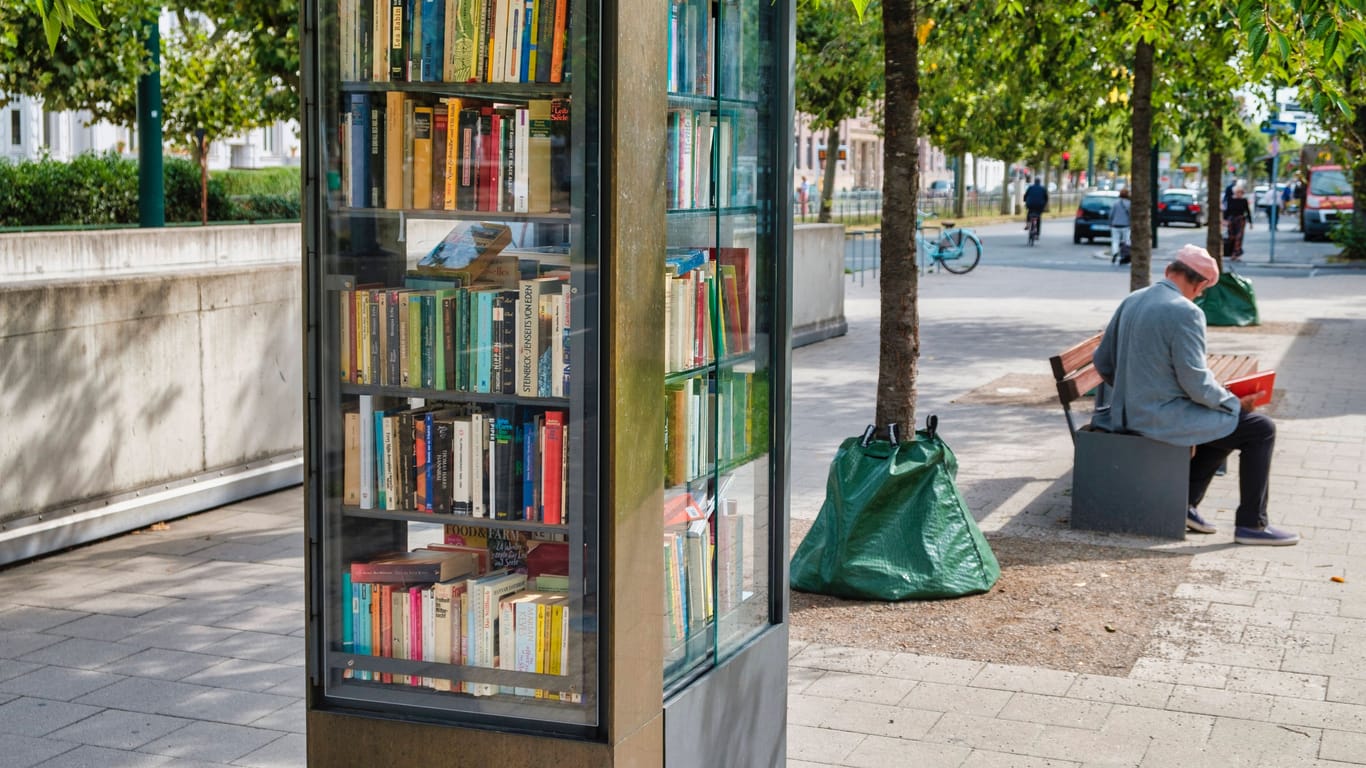 Ein öffentlicher Bücherschrank auf dem Bürgersteig im Stadtteil Oberkassel (Symbolbild): In solch einem Schrank in Düsseldorf wurde ein Buch aus Versehen zum Tausch angeboten.