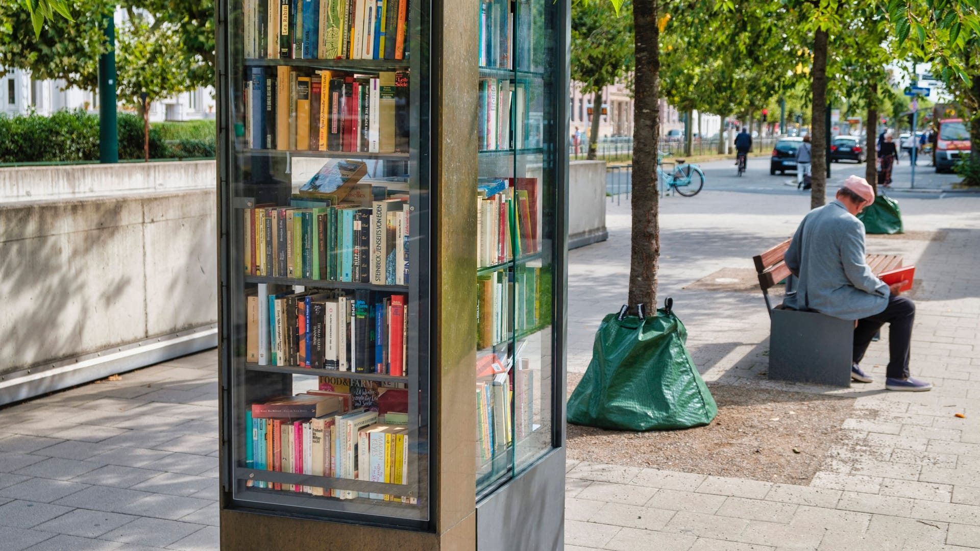 Ein öffentlicher Bücherschrank auf dem Bürgersteig im Stadtteil Oberkassel (Symbolbild): In solch einem Schrank in Düsseldorf wurde ein Buch aus Versehen zum Tausch angeboten. Ein öffentlicher Bücherschrank auf dem Bürgersteig im Stadtteil Oberkassel (Symbolbild): In solch einem Schrank in Düsseldorf wurde ein Buch aus Versehen zum Tausch angeboten.