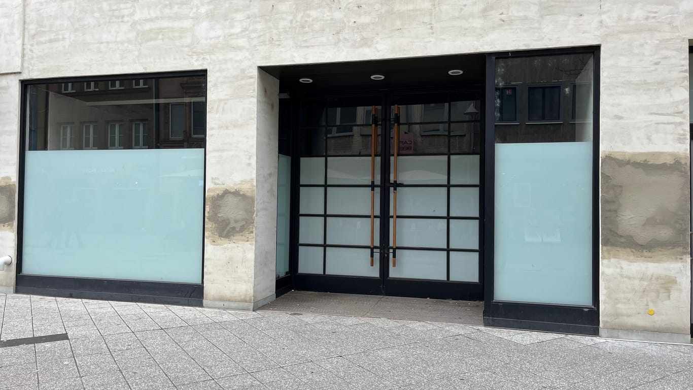 Hier soll am Mittwoch das XXL-Osterei stehen: Der Laden liegt direkt gegenüber von Rößlers Café und steht schon seit Jahren leer.
