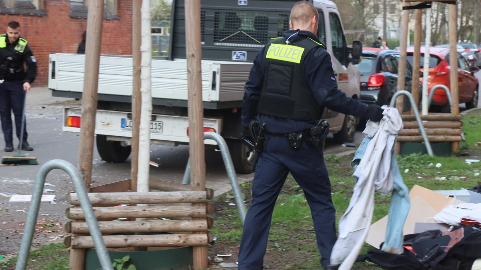 Der Mann hat seinen Hausrat auf der Straße verteilt: Er wurde stationär auf einer psychiatrischen Station aufgenommen.