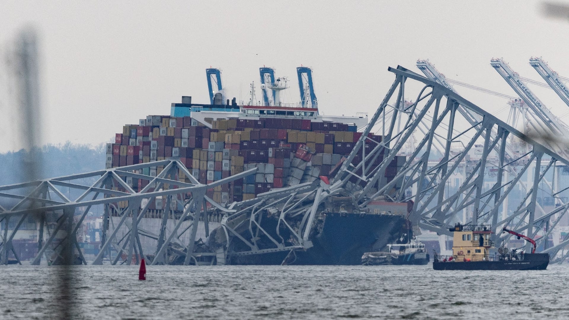 Begraben unter Stahlträger so lang wie der Eifelturm: Das verunglückte Container-Schiff an der einstigen Brücke von Baltimore.