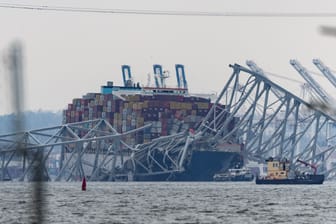 Begraben unter Stahlträger so lang wie der Eifelturm: Das verunglückte Container-Schiff an der einstigen Brücke von Baltimore.