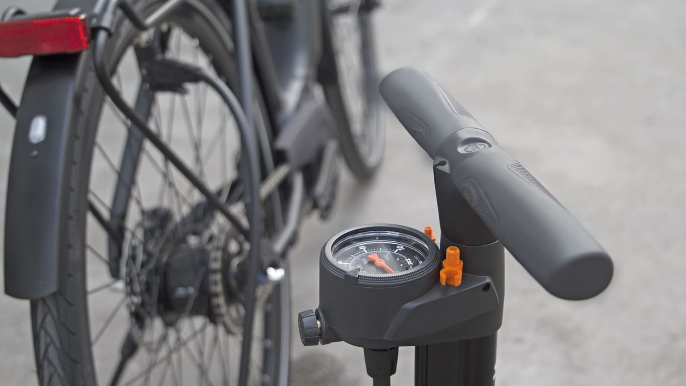 Handpumpe mit Druckanzeige und Arretierung am Ventil: So pumpen Sie Ihren Fahrradreifen entspannt auf.