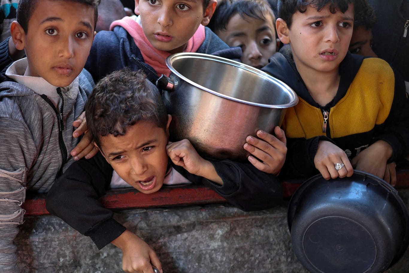 Kinder stehen vor eine Essensausgabe in Gaza an: Hilfsorganisationen warnen vor einer Hungersnot in Gaza. Um das abzuwenden, werfen Jordanien und die USA Hilfsgüter aus der Luft ab.